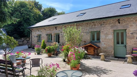 Property building, Patio, Balcony/Terrace