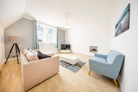 Clifton Spacious 3 Bed Apt & Parking - Simplycheckin Apartment in Bristol