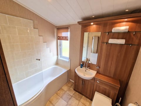 Benarty 11 with Private Hot Tub - Fife - Loch Leven - Lomond Hills - Pet Friendly Chalet in Scotland