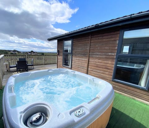 Benarty 11 with Private Hot Tub - Fife - Loch Leven - Lomond Hills - Pet Friendly Chalet in Scotland