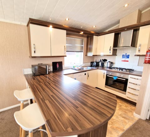 Benarty 11 with Private Hot Tub - Fife - Loch Leven - Lomond Hills - Pet Friendly Chalet in Scotland