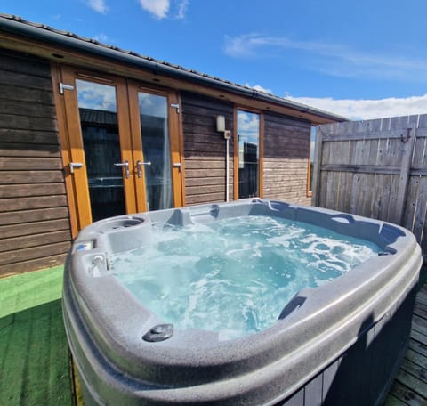 Cleish 7 With Private Hot Tub - Fife - Loch Leven - Lomond Hills - Pet Friendly Chalet in Scotland