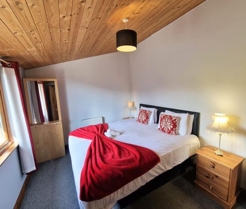 Cleish 7 With Private Hot Tub - Fife - Loch Leven - Lomond Hills - Pet Friendly Chalet in Scotland