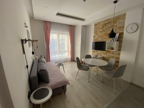 Communal lounge/ TV room, TV and multimedia, View (from property/room), Living room, Seating area, Dining area, Evening entertainment, Bedroom, Mountain view