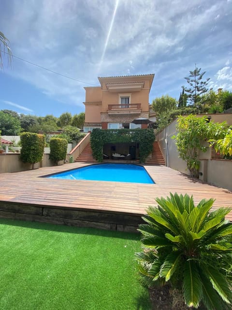 Facade/entrance, Swimming pool