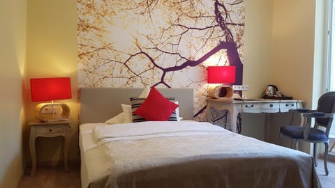 Bed, Bedroom, hair dresser