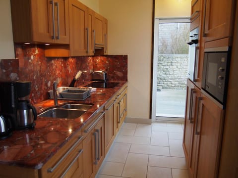 Kitchen or kitchenette, pet friendly, stove, toaster