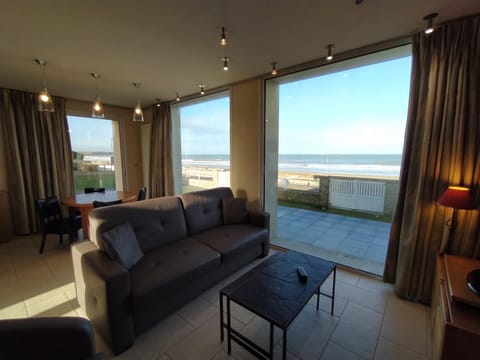 Natural landscape, View (from property/room), Balcony/Terrace, Living room, Seating area, Sea view