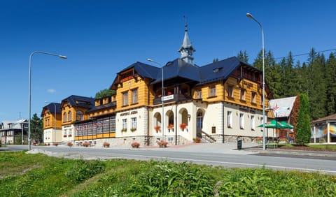 Facade/entrance