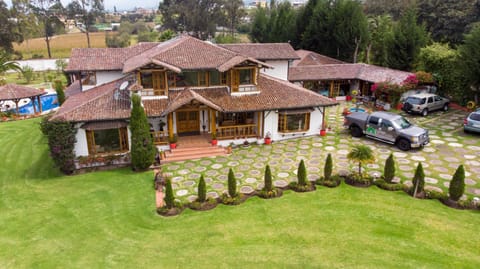 Property building, Bird's eye view, Garden, Garden view, Parking