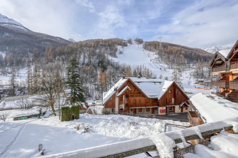 Property building, Patio, Balcony/Terrace, Mountain view