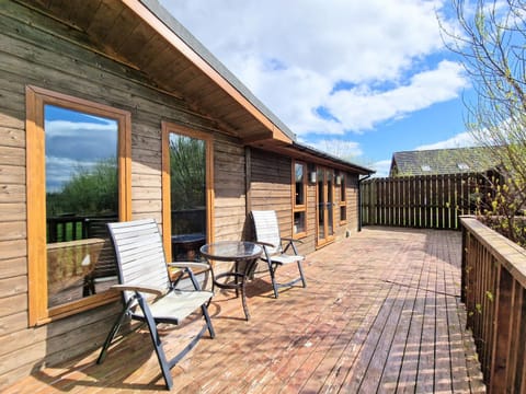 Torridon 1 with Private Hot Tub - Fife - Loch Leven - Lomond Hills- Pet Friendly Chalet in Scotland
