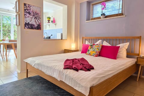 Bed, Bedroom, towels