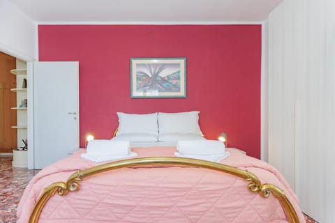 Bed, Night, Photo of the whole room, Bedroom, towels