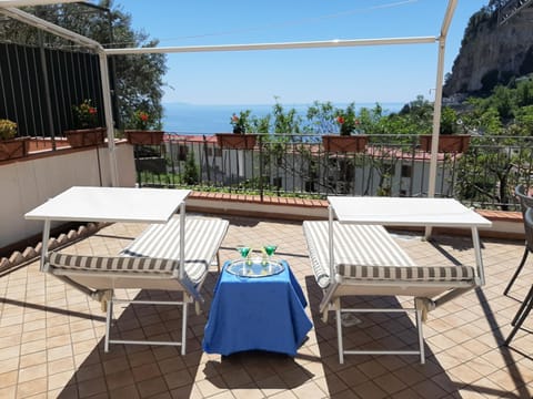 Balcony/Terrace, sunbed