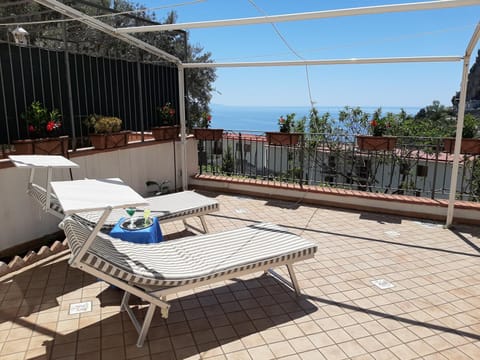 Balcony/Terrace, sunbed