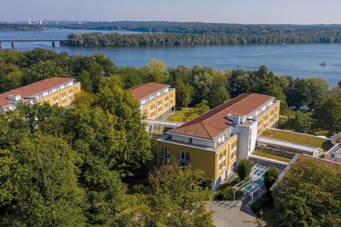 Property building, Facade/entrance, Bird's eye view, Lake view, Location