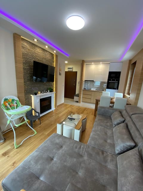 TV and multimedia, Living room, Seating area, Evening entertainment