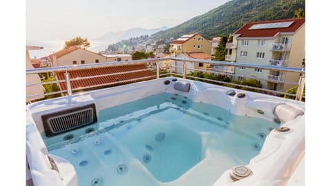 Hot Tub, Balcony/Terrace