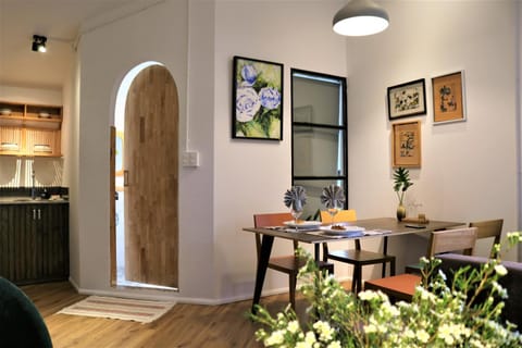 Toilet, Coffee/tea facilities, Living room, Seating area, Dining area
