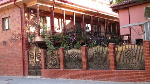 Facade/entrance