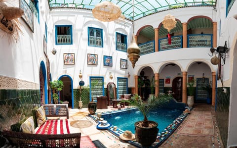 Patio, Swimming pool, sunbed