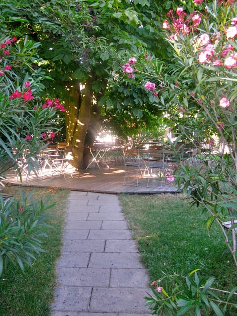 Spring, Seating area