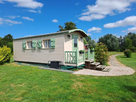 Monts de flandre insolite Campground/
RV Resort in Flanders