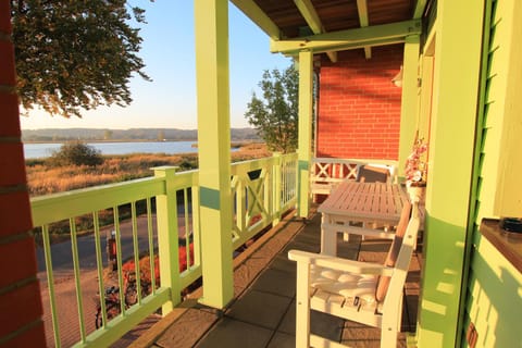 Property building, Day, Balcony/Terrace, Lake view, Sunrise