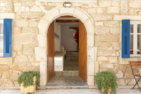 Facade/entrance