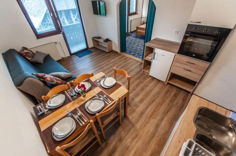 Kitchen or kitchenette, Dining area, pet friendly