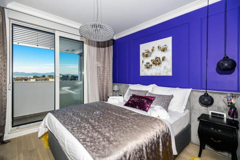 Bed, Bedroom, City view, Sea view