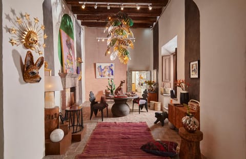 On-site shops, Decorative detail, Internal: Not applicable to any particular room