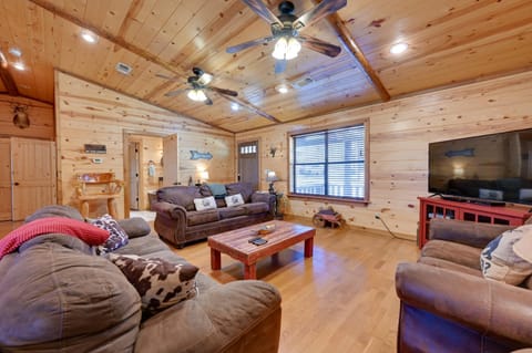 Broken Bow Cabin with Hot Tub and Covered Deck! Cabin in Oklahoma