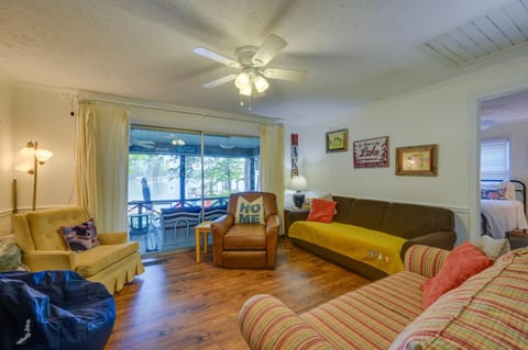 Lake Sinclair Crooked Creek Cottage with Fire Pit! House in Lake Sinclair