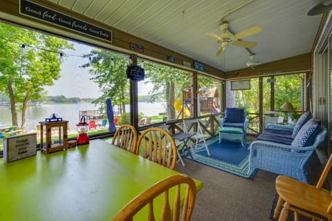 Lake Sinclair Crooked Creek Cottage with Fire Pit! House in Lake Sinclair