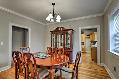 Spacious Mount Pleasant Home 5 Mi to Beach House in Mount Pleasant