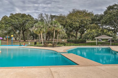 Diamondhead Condo - Marina, Pool Access and Golfing! Apartment in Diamondhead