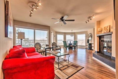 Balcony, Pool and Hot Tub Cozy Condo in Arkansas! Apartment in Lake Hamilton
