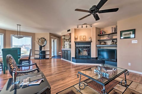 Balcony, Pool and Hot Tub Cozy Condo in Arkansas! Apartment in Lake Hamilton