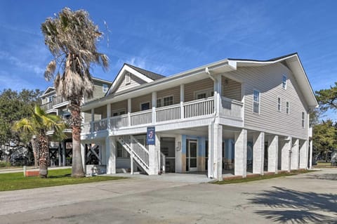Murrells Inlet Upstairs Unit 1 Block to Beach! Apartment in Garden City