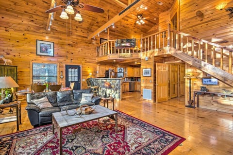Spacious Cabin with Hot Tub 2 Mi to Beavers Bend Cabin in Broken Bow