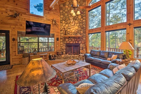 Spacious Cabin with Hot Tub 2 Mi to Beavers Bend Cabin in Broken Bow