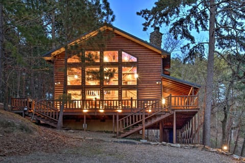 Spacious Cabin with Hot Tub 2 Mi to Beavers Bend Cabin in Broken Bow