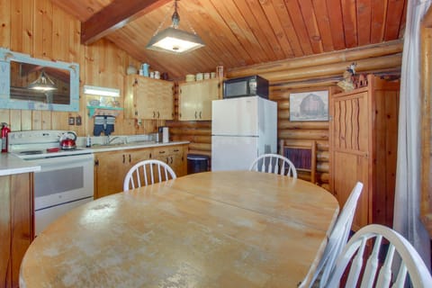 Walk to Lava Hot Springs Pools from Cozy Cabin! Cabin in Lava Hot Springs