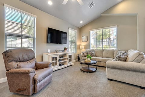 Desert Rose Townhome 35 Mi to Zion and State Parks House in Washington