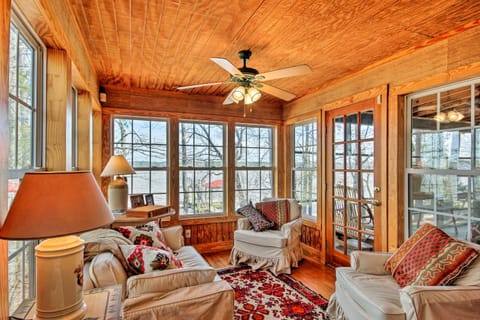 Charming Waterfront Ridgeway Cabin with Dock! Cabin in Lake Wateree