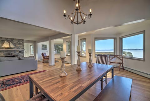 Family Lakehouse with Deck and Beach on Lake Champlain House in Lake Champlain