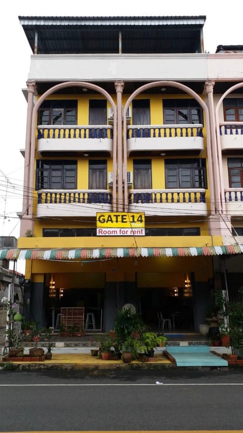Property building, Nearby landmark, Facade/entrance, Property logo or sign, Lobby or reception
