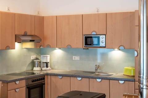 Coffee/tea facilities, Kitchen or kitchenette, minibar, stove, kitchen